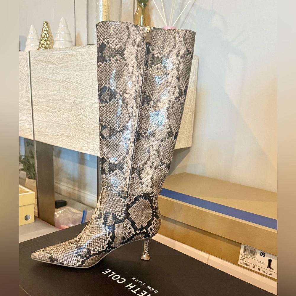 🚨🔻Kenneth Cole New York Knee-High Boots Utah | Size 6 | Taupe Snake | NWB - Picture 5 of 5